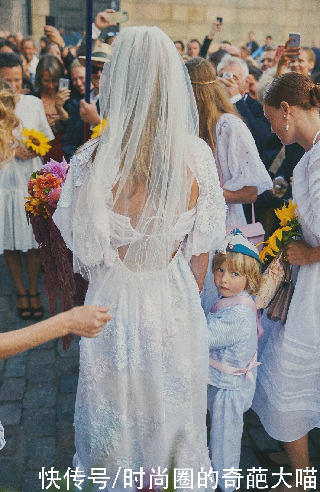 婚礼|繁琐的婚纱不再流行，吊带裙西装造型深受新娘喜爱，简单优雅