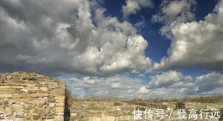 墓室!打开墓室门后,考古学家马上拨通政府电话:快派人来保护我们