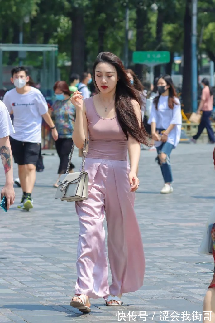 漂亮 街拍很漂亮的长发美女姐姐