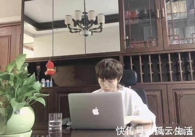 草根|与阿里合伙人合影，两年净赚一百万，这个草根姑娘有什么魔力
