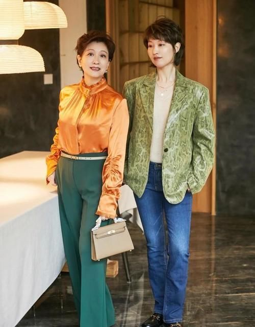 白色衬衫 建议中年女人，尽量少穿黑裤子！今年开春流行这样搭，时髦真好看