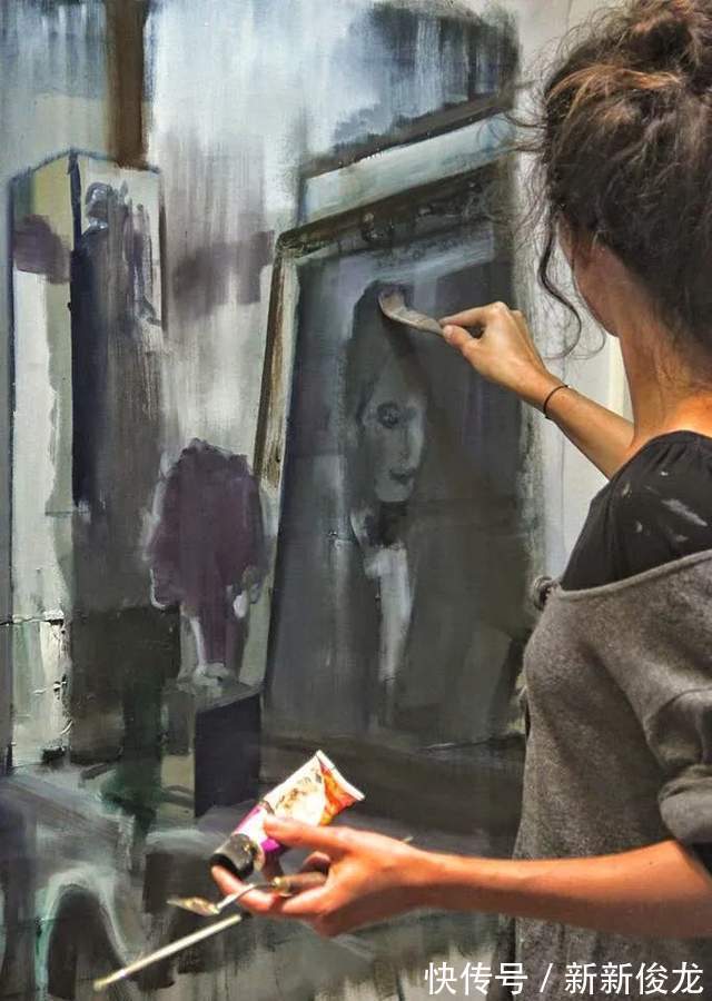 画家@她以生动、动感和现代的笔触,描绘画面