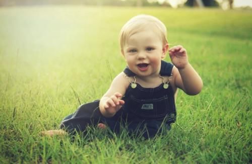 同龄儿童，为啥女孩长得比男孩快？