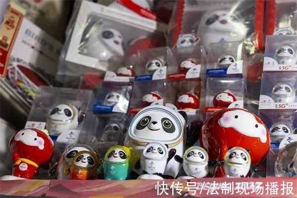 北京冬奥会|5000多件奥运藏品花光50万积蓄!他，或许是拥有“冰墩墩”最多的人