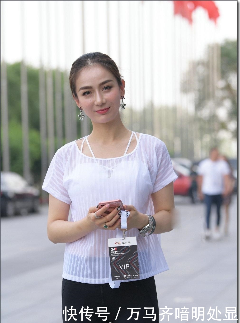 美女|街拍:爱健身爱锻炼的美女,紧身瑜伽裤凸显身材