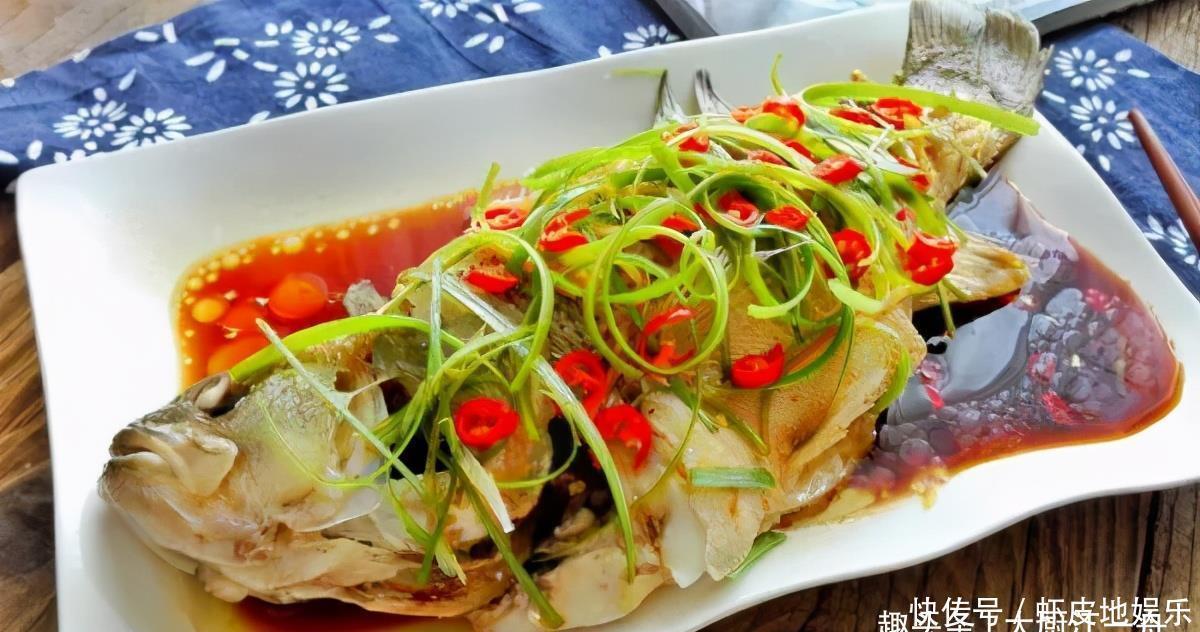 过年做清蒸鱼,冷水还是热水下锅?许多人做错了,难怪鱼肉不好吃