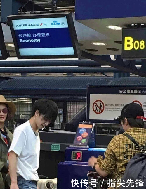 沈腾 期待今年的花样姐姐啊:马丽带口锅出游,沈腾胖得褶子都平整了