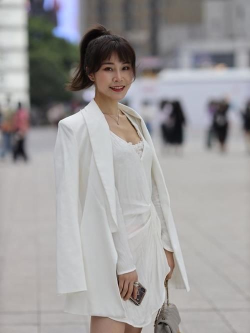 精致“睡裙”搭配西装,优雅气息扑面而来,轻松打造“贵妇”形象