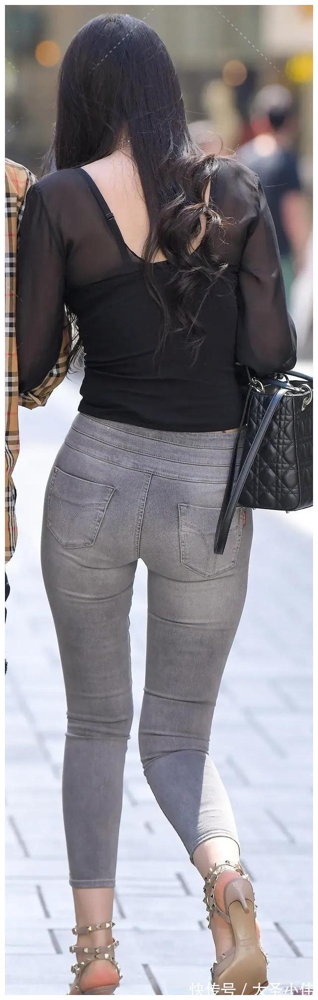 美女|美女街拍:三排扣的浅色九分牛仔裤时髦修身,穿出雅致的高级感,曲线优美