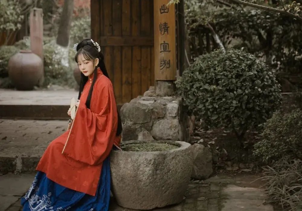 小红!《红楼梦》中出场不多,可是那么多丫鬟,我却记住了她