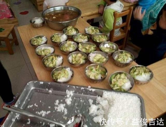 孩子|“妈妈我在幼儿园吃了2碗饭”,看完午餐照片后,妈妈却表示酸了