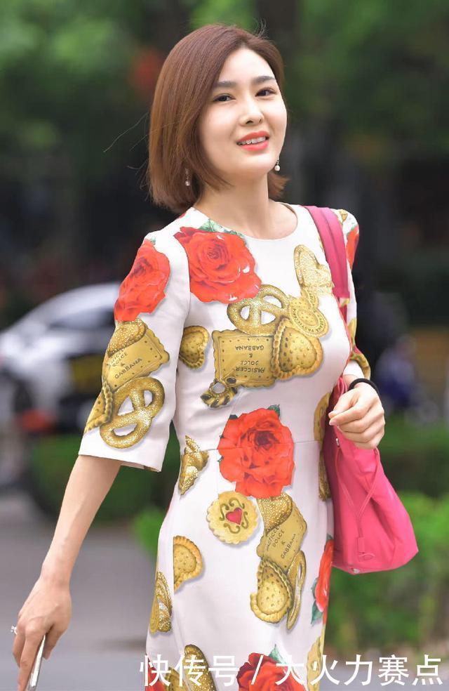 印花连衣裙修身显气质，秋日穿搭选择它，让造型显得优雅大方