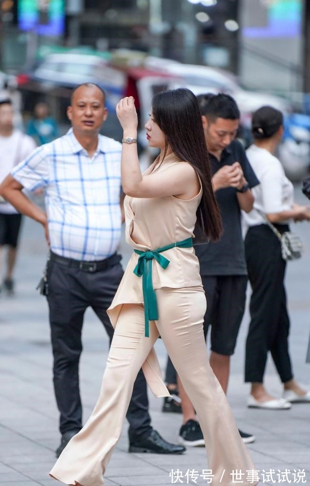 职业 夏季职业装怎么选裙装穿腻了可以考虑裤装，轻松穿出职业气质！