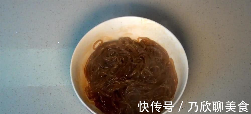 技巧|豆芽炒粉条,地道家常菜,教你一个小技巧,豆芽入味,越嚼越香