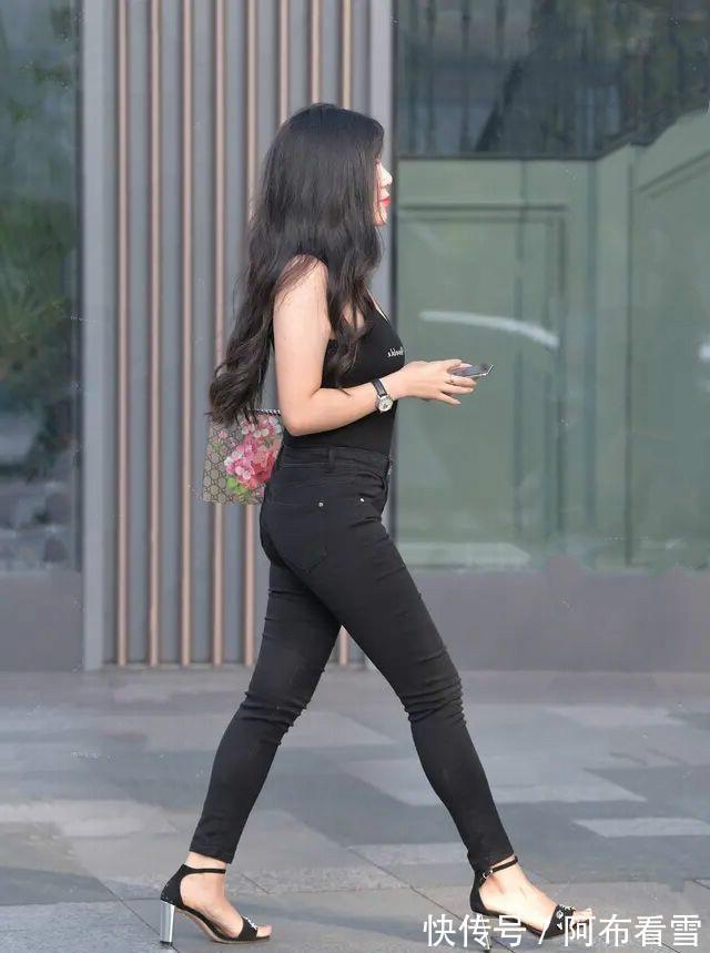 上衣 黑色露趾高跟鞋搭配黑色直筒打底裤,松避开搭配雷区,清凉细腻