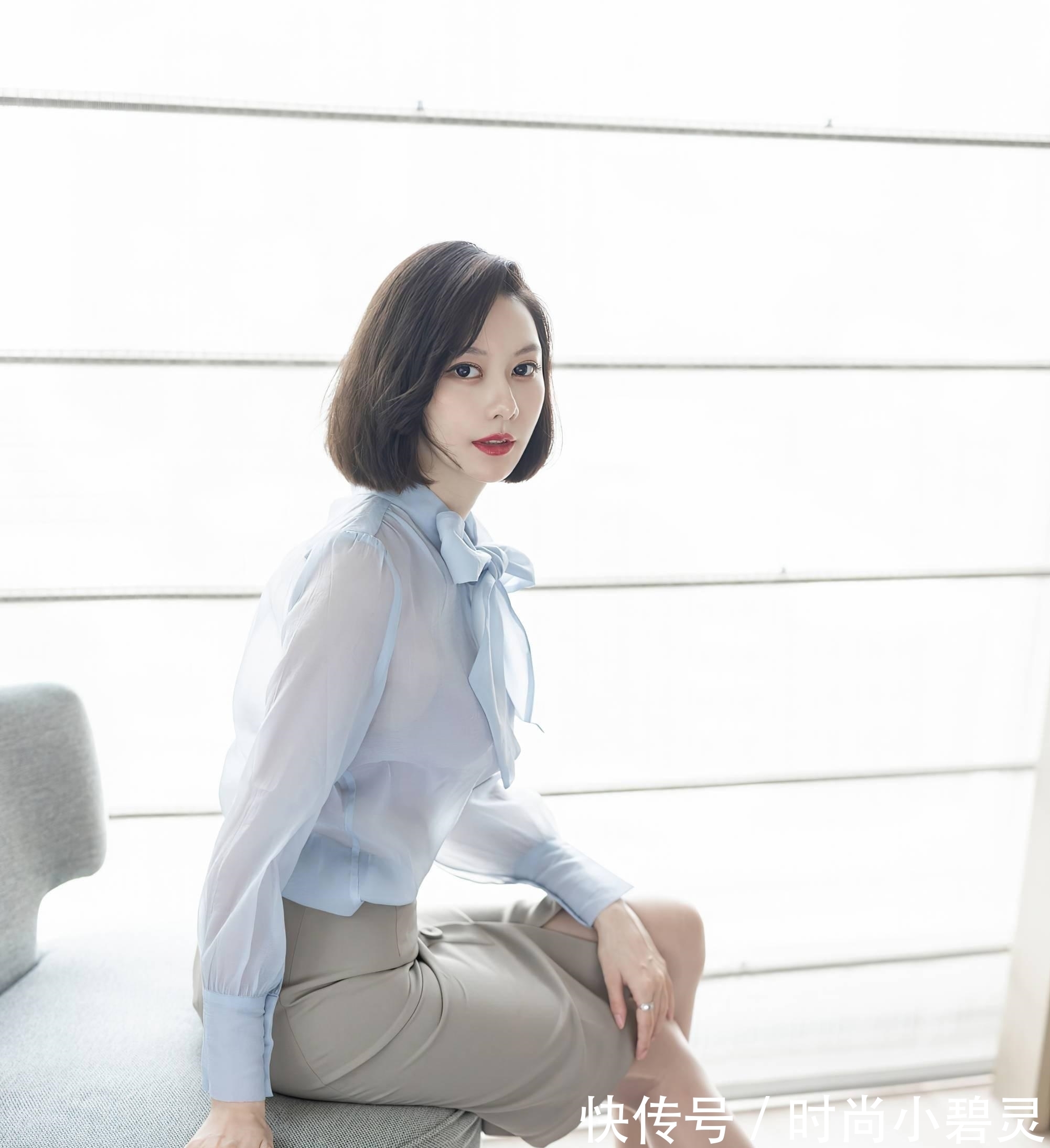 衬衫 略透的淡蓝色衬衫+半身裙搭配同样略透的高跟鞋穿出不一样的美