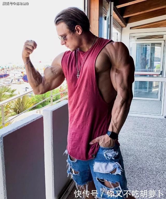 撸铁|臂围45cm，二头肌似小山包的猛汉奶爸，还自带肌肉抽筋绝活