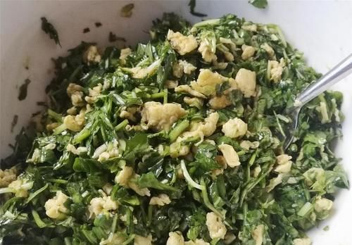 这菜春季正时令，鲜嫩多汁又实惠，5块钱3把，烙菜盒子就是香