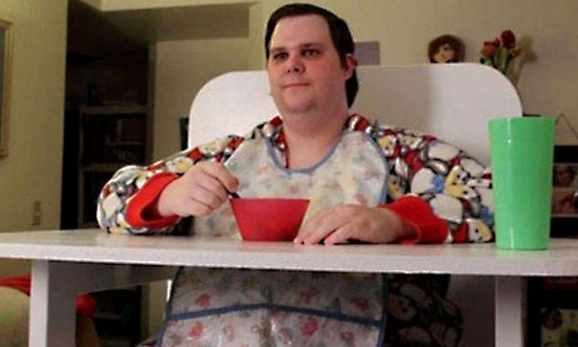 巨婴|33岁“巨婴男孩”,吃饭要喂睡觉要哄,父母照顾下拒绝长大