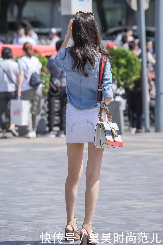 蓝色衬衫搭配白色短裙,穿搭时带点儿小心机修饰,显时尚干净美感
