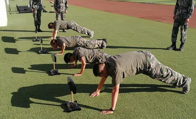 士兵|部队中,士兵做多少个俯卧撑才算及格?此记录至今无人能破