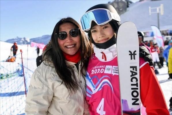 白岩松|号召家长学习谷爱凌妈妈,白岩松再惹争议,网友炸锅:先取消高考