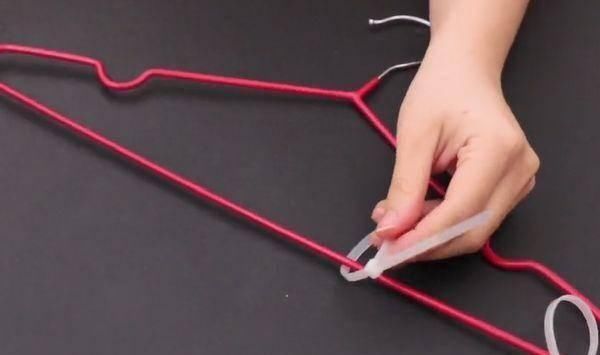 衣架上绑几个扎带,放在阳台太厉害了,解决了很多家庭的大烦恼