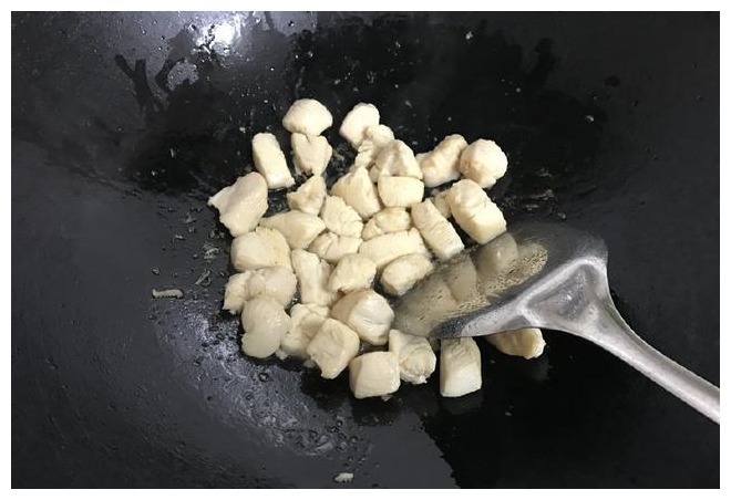 减脂餐不要老吃水煮鸡胸了，试试这么做，好吃又营养，人也瘦了