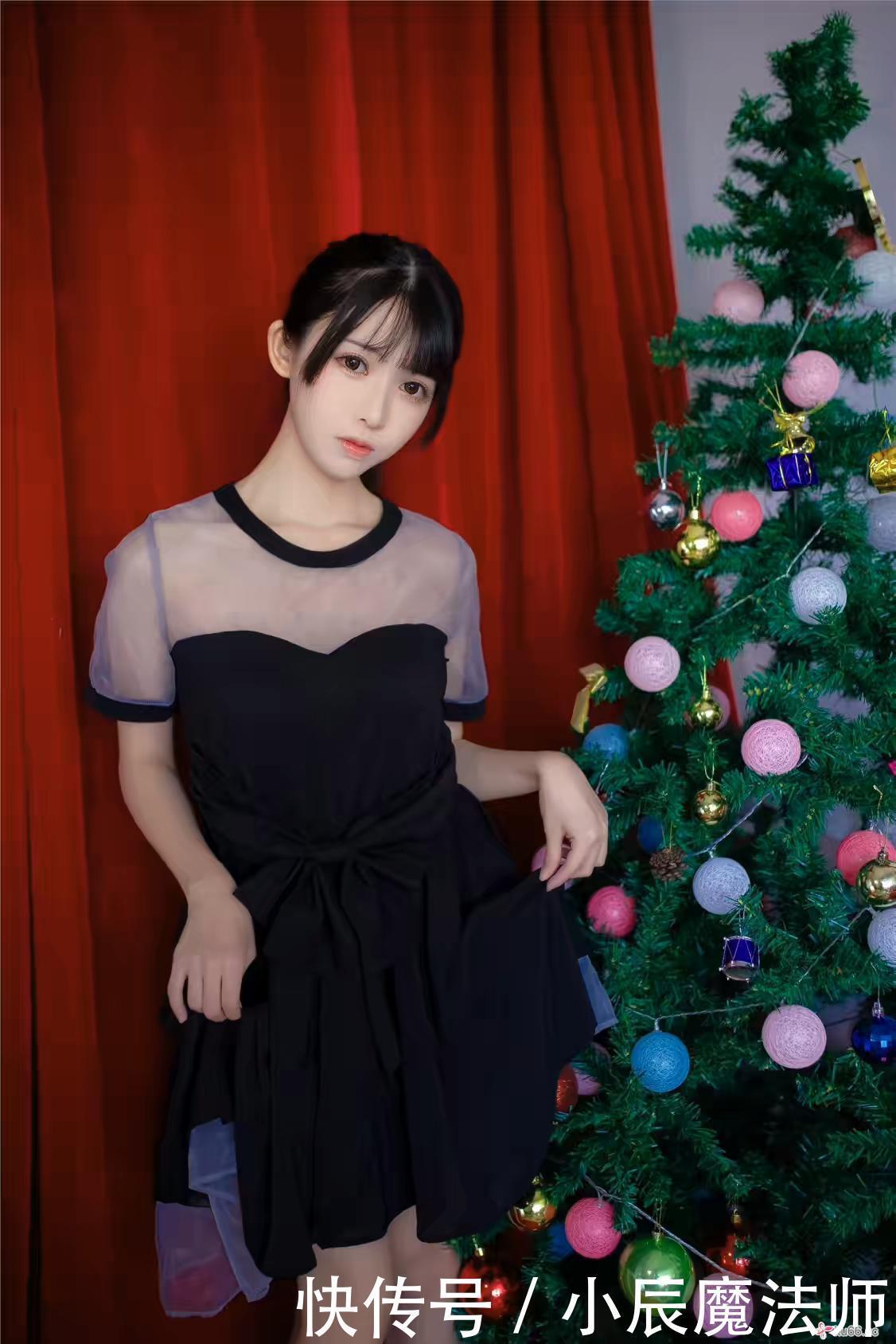 时尚:圆领透明拼装连衣裙的美女凸出锁骨既性感又吸引视线!