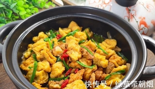 砂锅菜简单易做又味美，食材入锅焖一焖上桌了，适合冬天