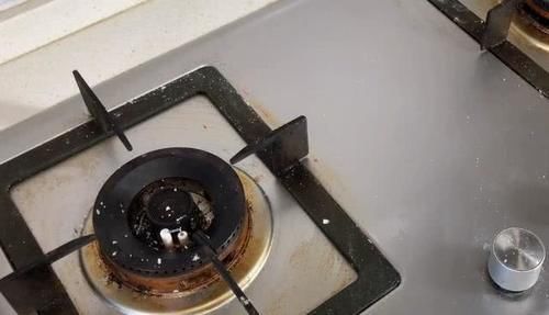 灶台上撒一把,不管多脏多油,都能擦得干净如新,好方法学会不亏