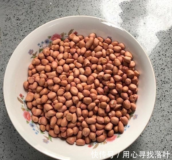 花生|炒花生米时,直接下锅就废了,多加一步,花生更香脆,还不回潮
