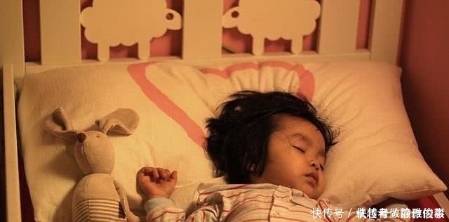 宝爸进屋哄娃睡觉,结果自己呼噜声震天响,宝宝我太难了