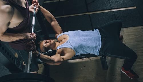 俯卧撑|负重卧推与自重俯卧撑相比较,哪个动作增肌效果更好?