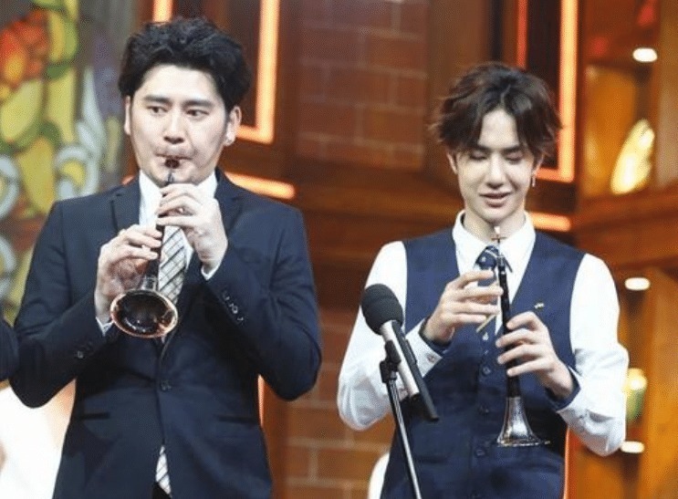 机车|王一博和钱枫出席活动合影,钱枫脸部被虚化,偏爱程度很明显