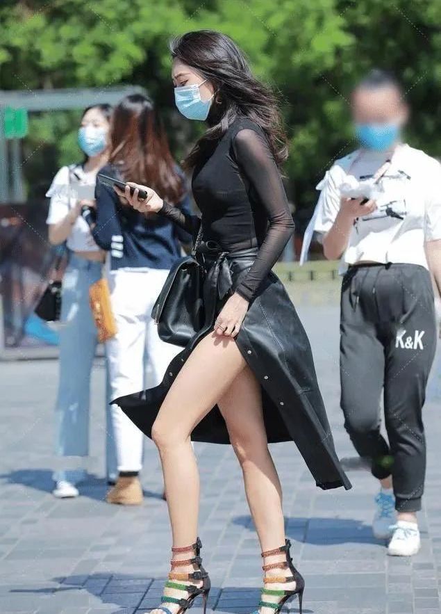 美女 黑色皮质连衣裙,还是搭配高跟鞋好看