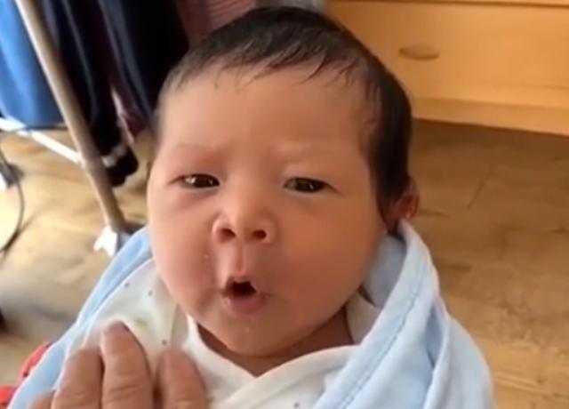 家长|刚出生的小婴儿四处打量,瞬间一笑暖化人心,网友:家庭没选错!