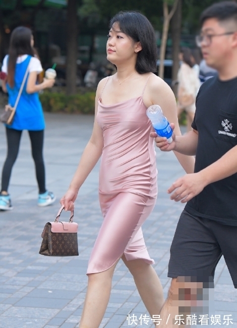 a495 表嫂太懒了,为了省事,穿“睡裙”就出街!