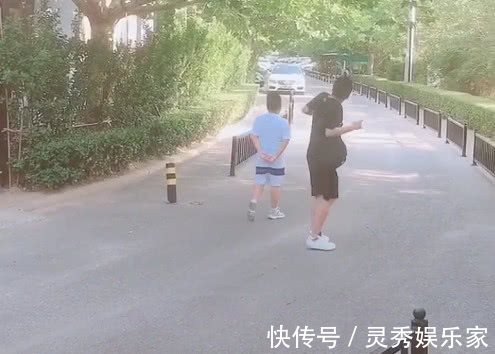 儿子|“忘形奶爸”接娃放学火了,儿子走出了爹的步伐,爹嘚瑟得像儿子