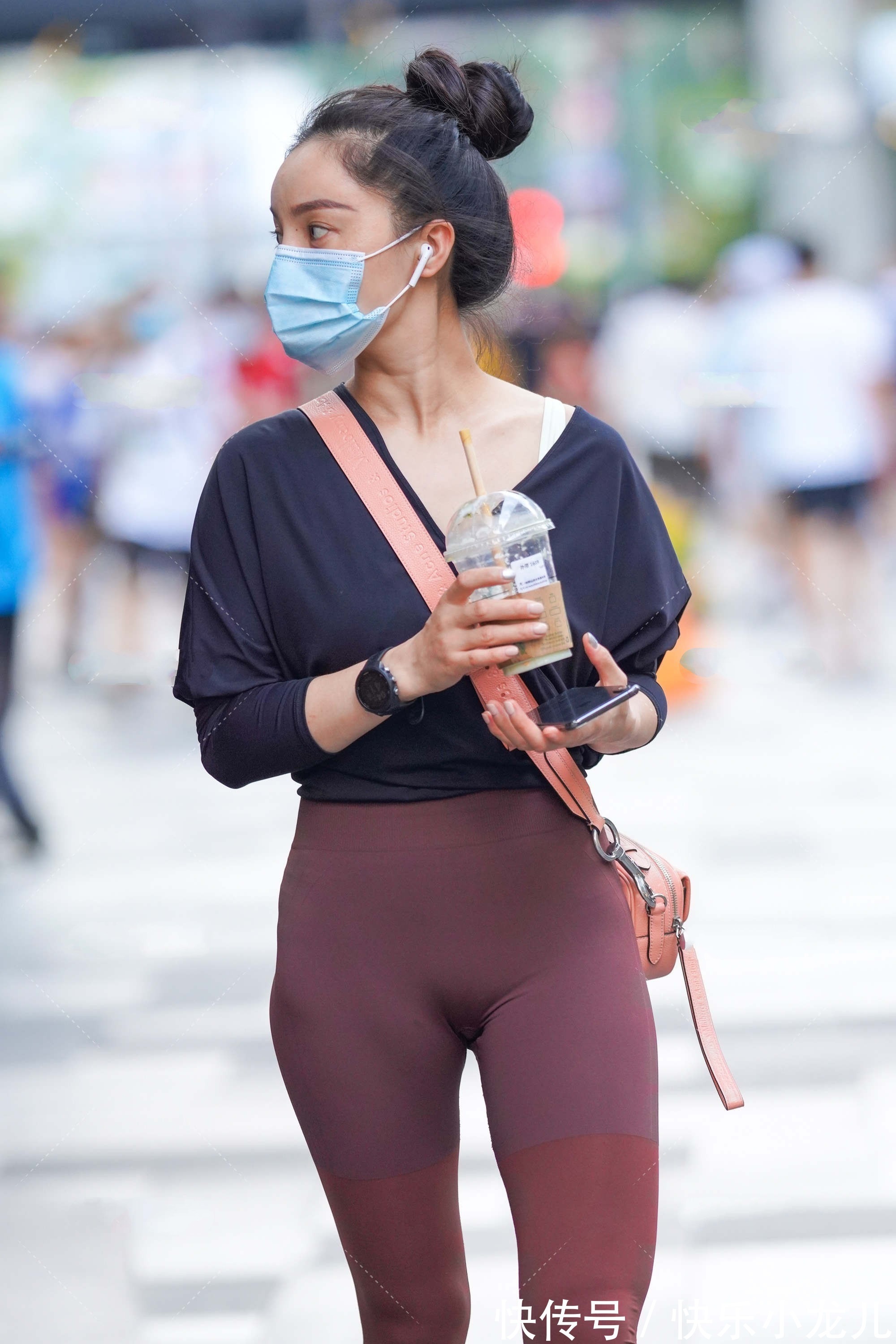 版型 黑色V领宽松上衣搭配渐变色瑜伽裤,时尚大气,彰显好身姿