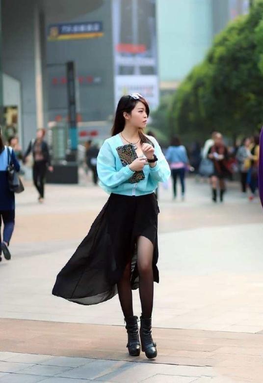 街拍美女的开叉裙，凸显出嫩白的大长腿，是一道美丽的风景线