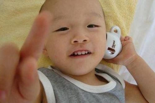 小宝宝|太可爱啦, 2岁宝宝帮妈妈提袋子, 哪怕再困也不能放开手里的重任