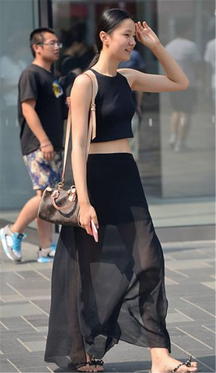 街拍时尚美女,完美穿搭超有女人味,时尚达人就在你身边