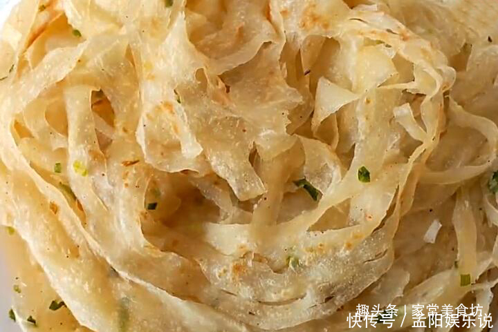 烙大饼|烙饼时,很多人都忽略这一步,难怪大饼不鼓起没层次还很硬