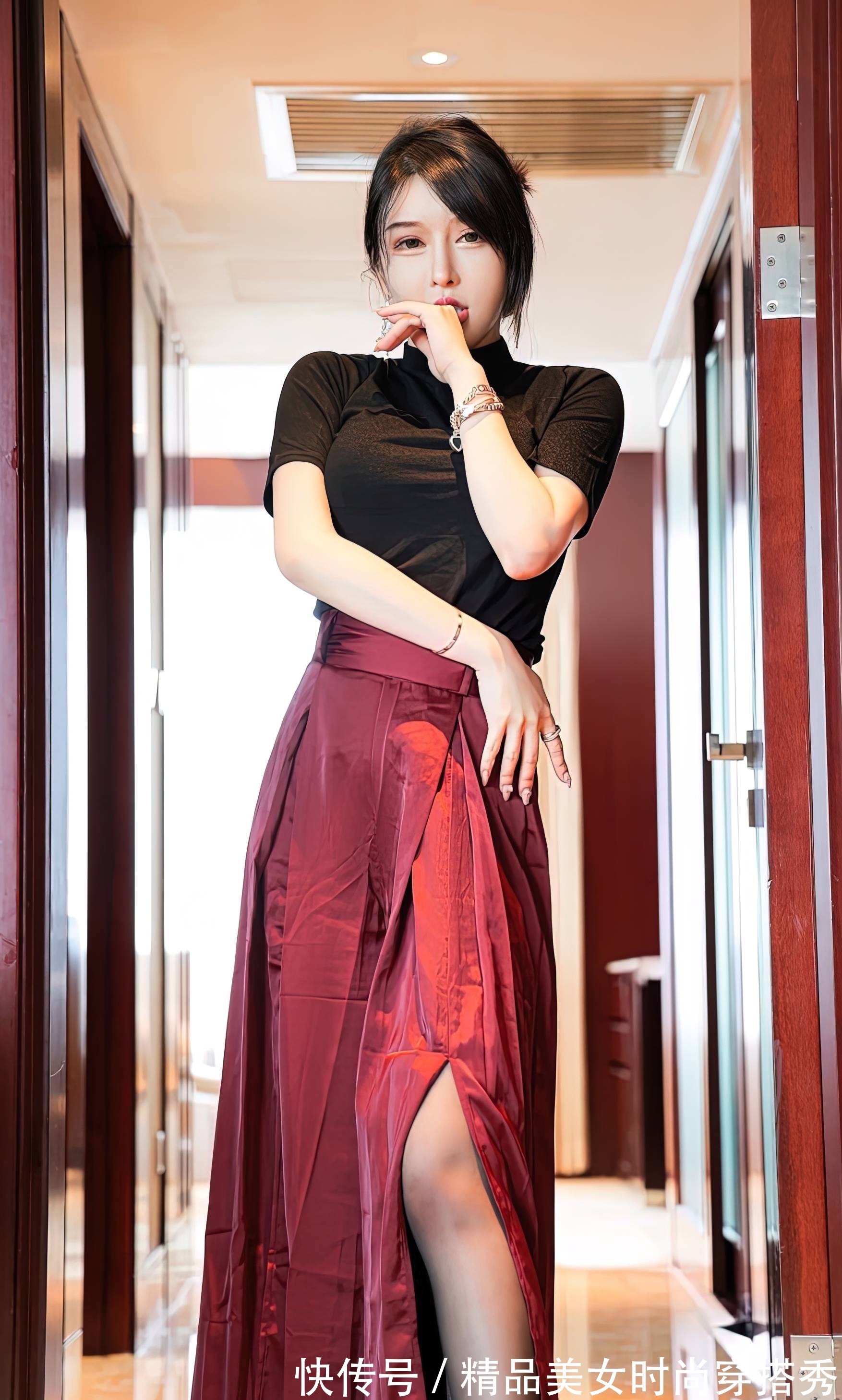 小姐姐 黑色短袖上衣搭配红色长裙,知性又优雅