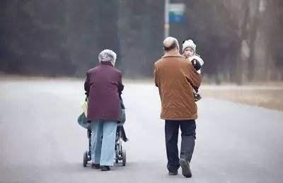 老奶奶|90岁太奶奶缝被子,小重孙在一旁撒娇捣乱,网友:这才是天伦之乐