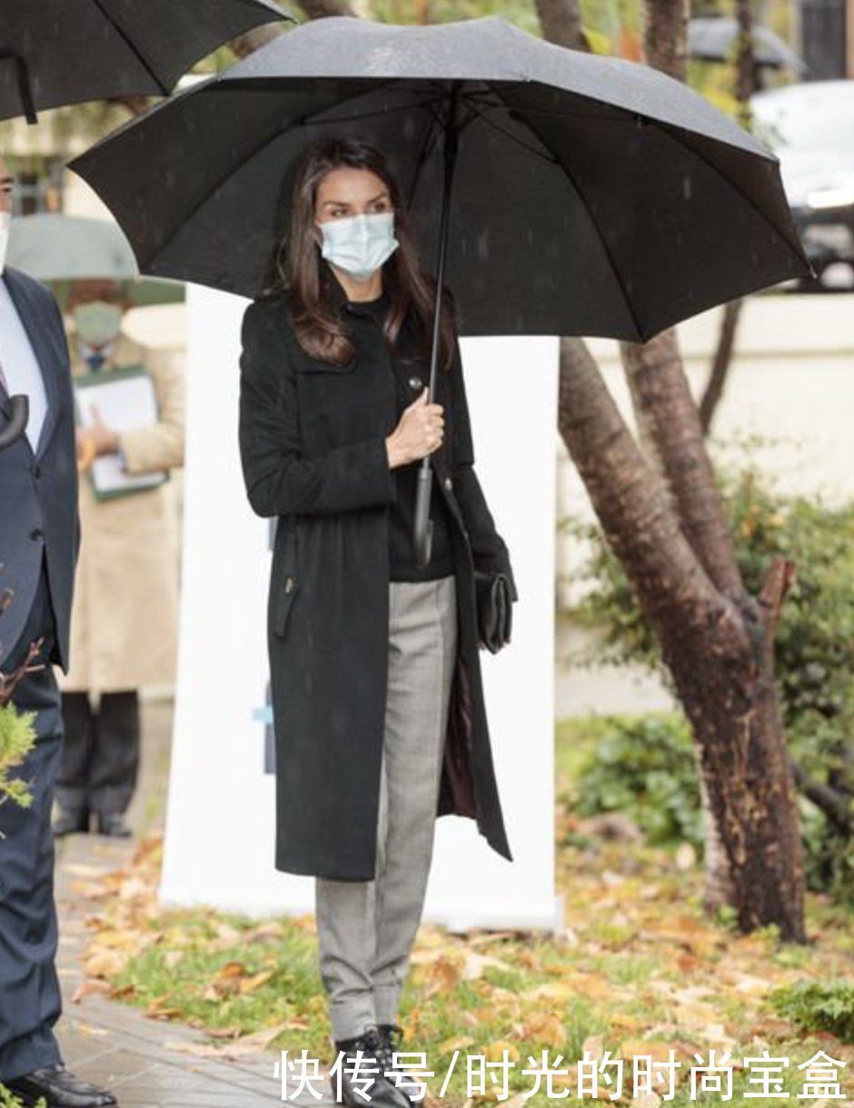 王后|西班牙王后终于服老了,放弃细跟高跟鞋,时尚女巫鞋更具风采