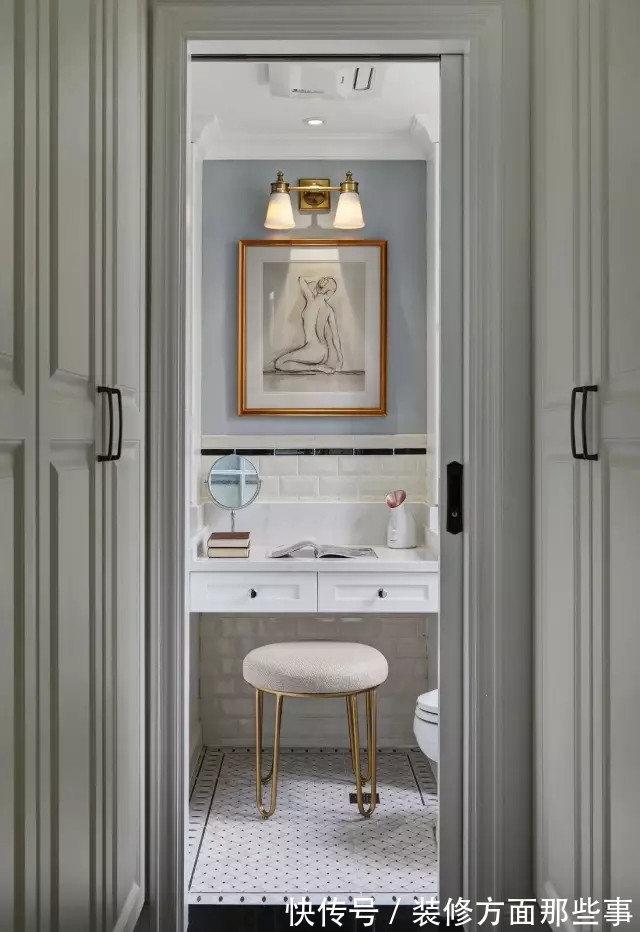 三居室|105平美式风三居室,浅灰的底色点缀亮黄、浅蓝为客厅时尚感