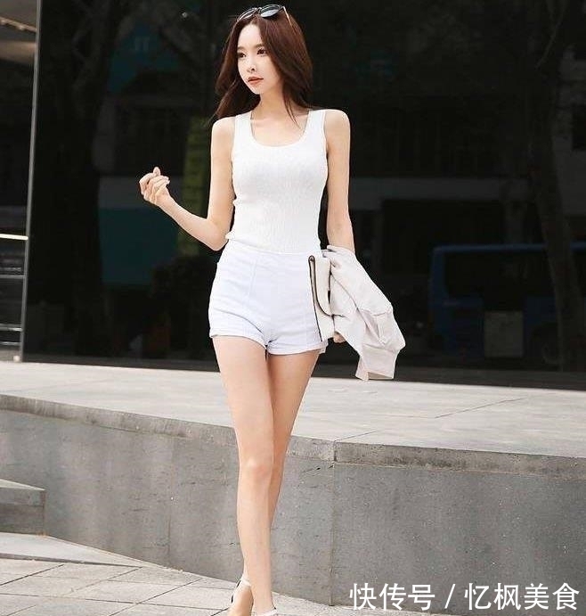 紧身|美女街拍小姐姐紧身背心搭配紧身裤，清新优雅又显美丽高贵