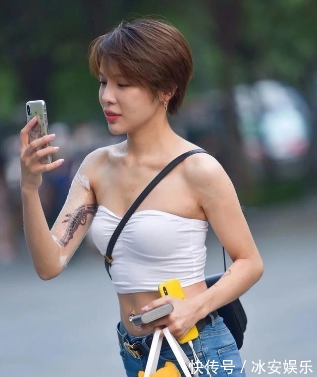 白色t恤 短发美女的新造型,白色T恤搭配牛仔裤,尽显青春活力